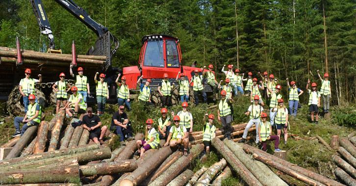 De nye skogfagstudentene på Norges miljø- og biovitenskaplige universitet (NMBU) på besøk hos Viken Skog.