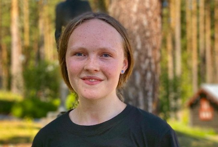 Elida Lundsbakken (15 år) fra Rena er blant ungdommene som har valgt skogen som arbeidsplass i sommer.