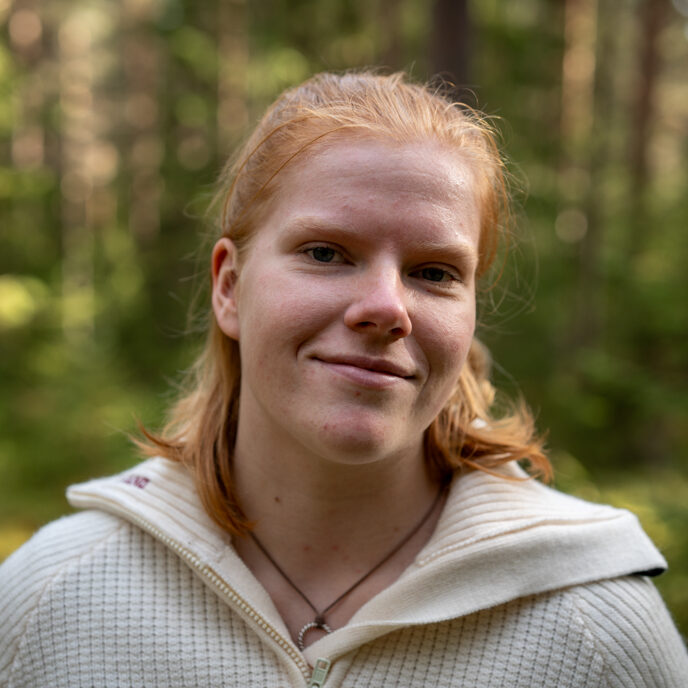 portrett jente i skogen karoline prois kagnes