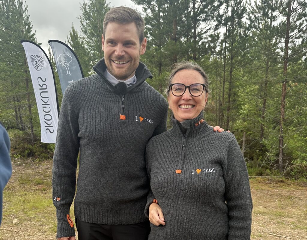 kristin slyngstad, daglig leder i velg skog, sammen med Landbruks- og matminister Nils Kristen Sandtrøen i Finnskogen