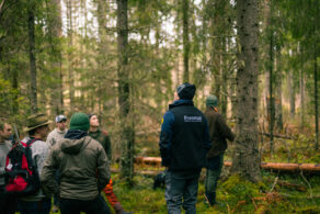 lærer fra INN Evenstad og elever ute i skog