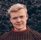 portrett av gutt med prikkete ullgenser
