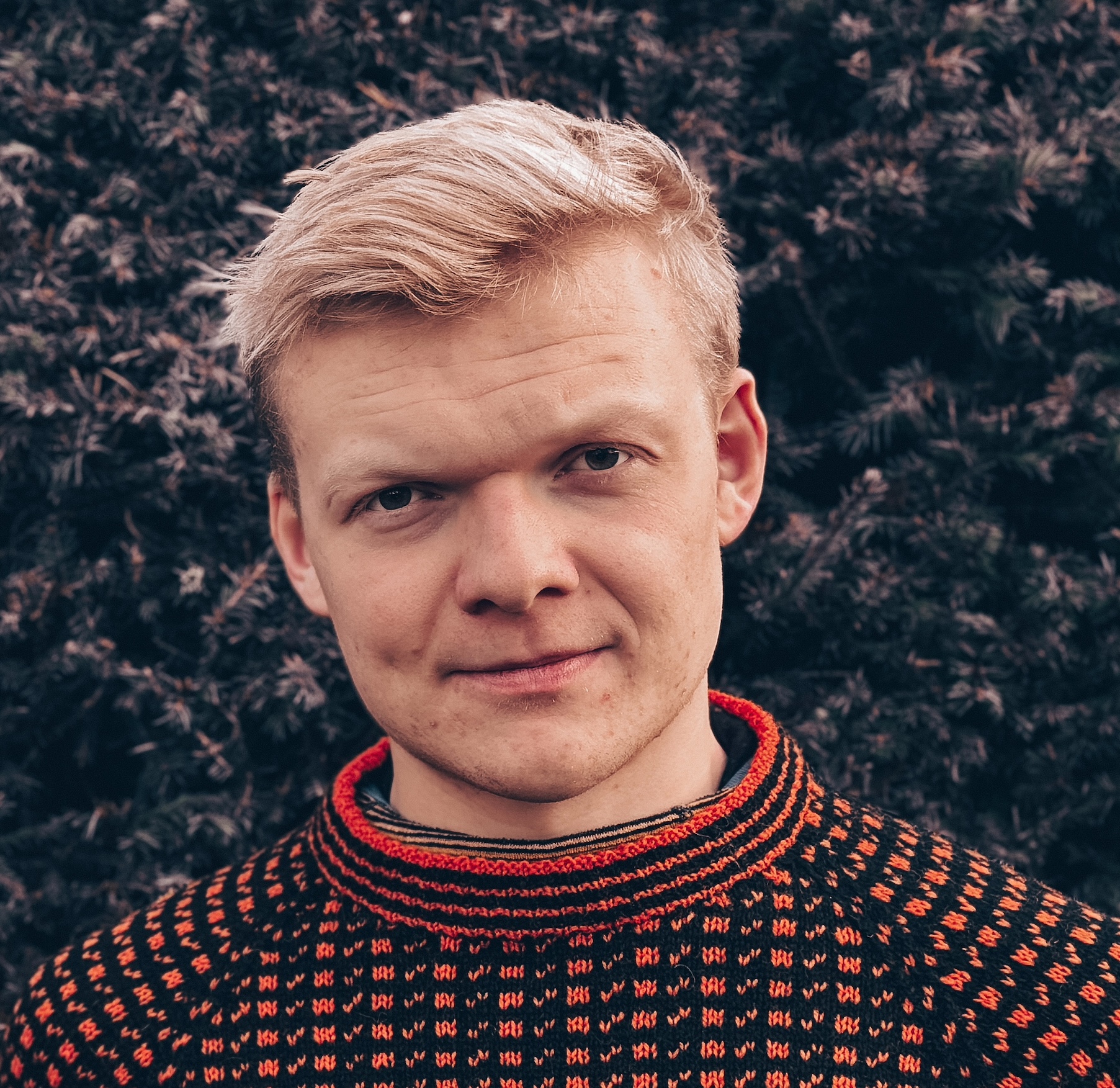 portrett av gutt med prikkete ullgenser